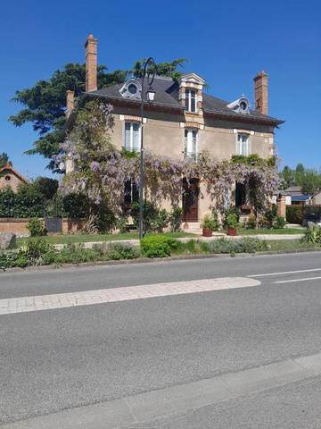 Maison d’hôte pour 3 personnes, avec piscine ainsi que terrasse et jardin, animaux acceptés à Ligny-le-Ribault