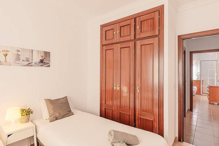 Entire apartment, Beach only 75 meters - centre - Wifi - sea view - international tv - 4 persons in Playa de la Torrecilla, Nerja