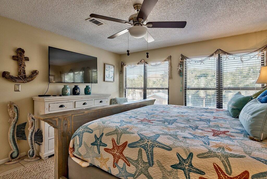 5br Blick auf den Strand | Riesiger privater Pool | Tiki Bar | 2 Küchen | 2 Wohnräume in Destin, Emerald Coast