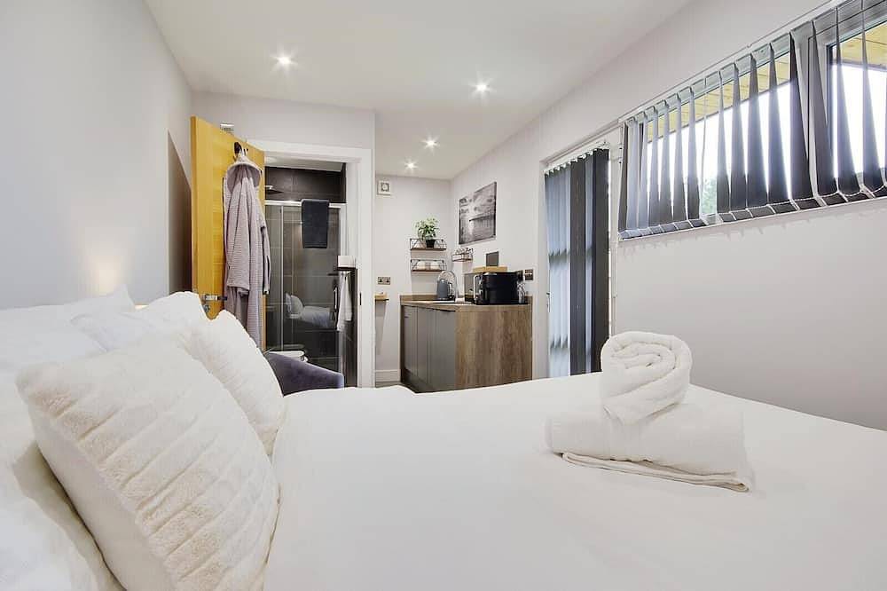 Entire apartment, A Petite Luxury Lodge with Outside Bath in St. Leonards and St. Ives, Dorset