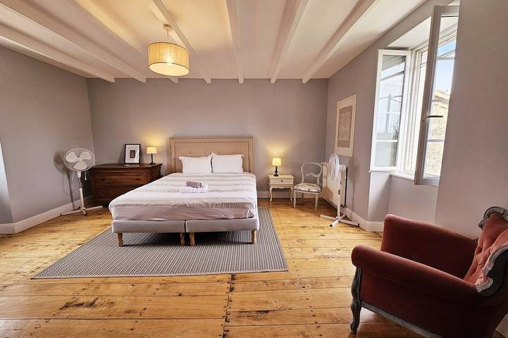 Location de vacances pour 13 personnes, avec terrasse et jardin à Saint-Simeux - 4