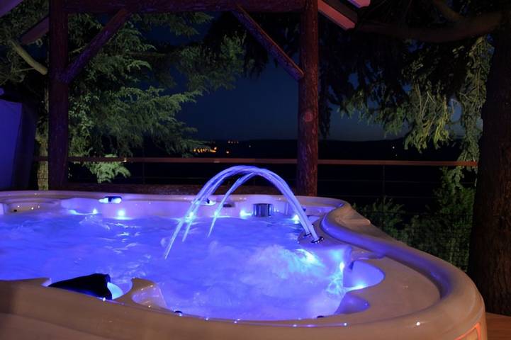 Cabane dans les arbres pour 4 personnes, avec piscine et jardin ainsi que sauna et jacuzzi dans Auvergne-Rhône-Alpes - 4