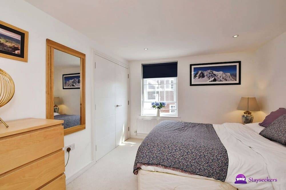 Entire apartment, Queens House 2 bed City Centre Apt- Stayseekers in Salisbury, Wiltshire