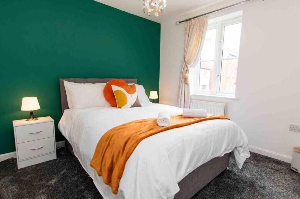 Cloudstay Birmingham Town House by the lakes in Walsall, Birmingham Area