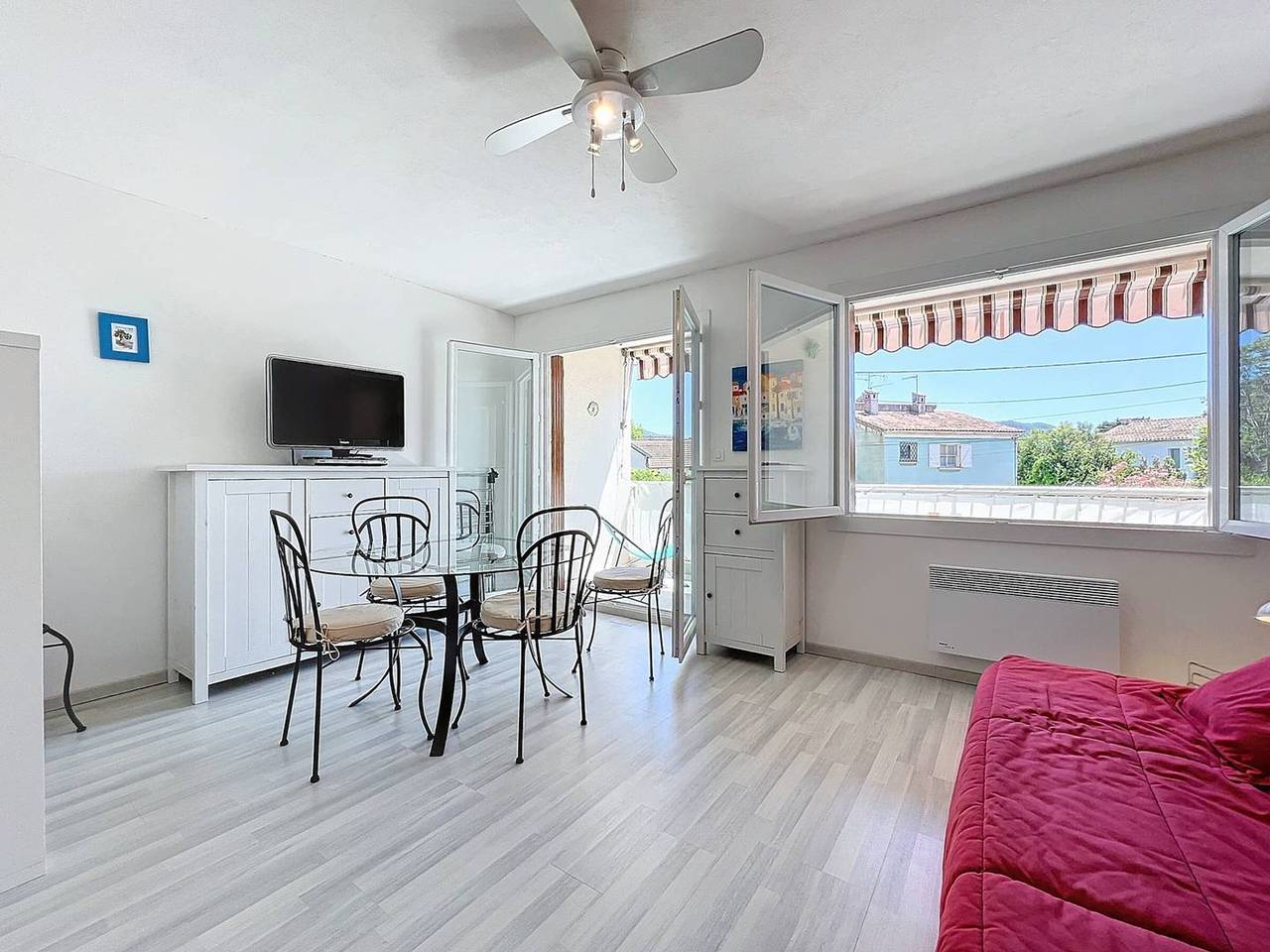 Appartement entier, T1 cosy avec terrasse et parking privé près de la plage des Lecques in Les Lecques, Saint-Cyr-sur-Mer