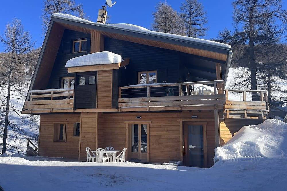 Entire apartment, Garden apartment in chalet in Vars, Briançon region