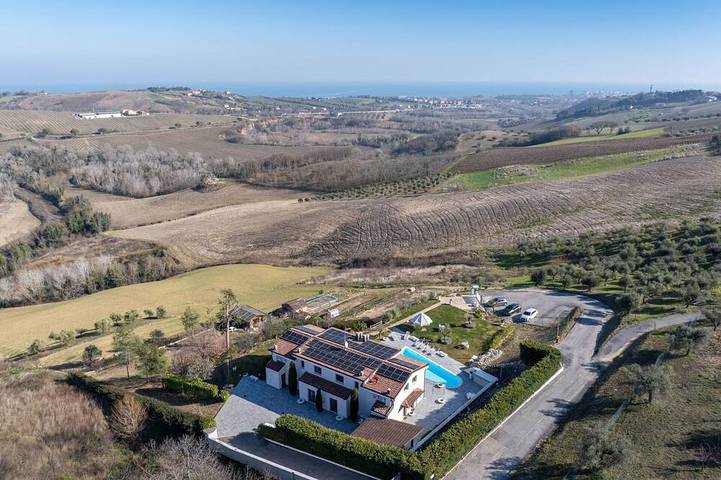 Nice apartment in villa for 4 people with pool, A/C, WIFI, TV, patio and pets allowed in Silvi, Pescara Province