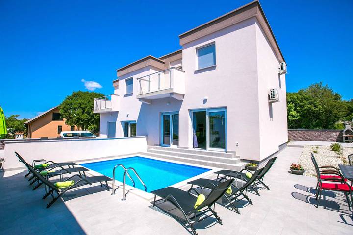 Ferienhaus für 7 Personen, mit Terrasse und Garten sowie Pool, mit Haustier in Pinezici