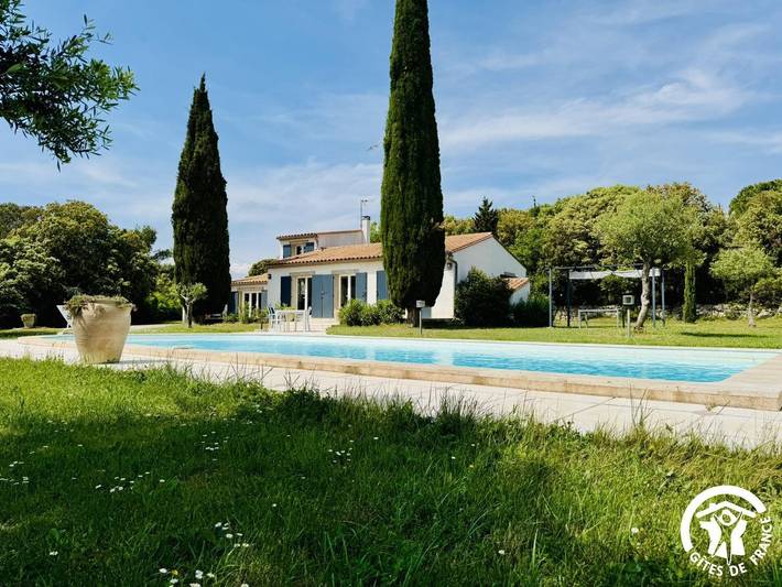Gîte pour 6 personnes, avec piscine et jardin