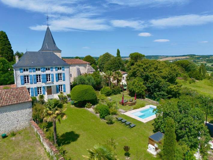 Location de vacances pour 13 personnes, avec jardin et vue ainsi que piscine et bassin pour enfant, animaux acceptés à Saint-Laurent-de-Belzagot