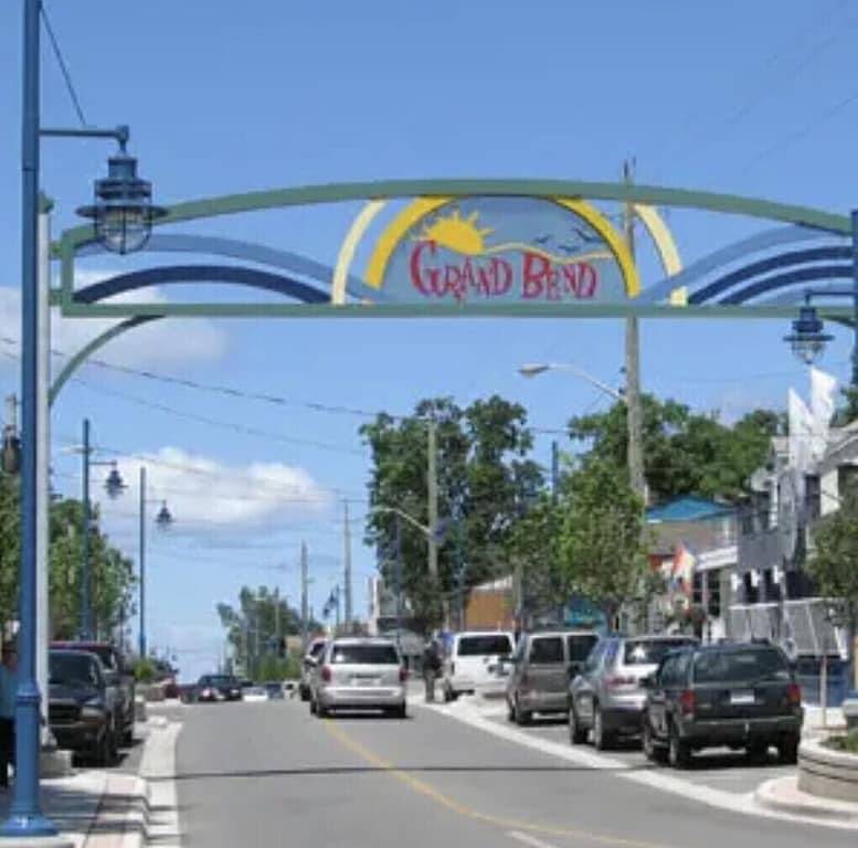 Big Deck - 3 Minuten zu Fuß zum Grand Bend Beach (4 Schlafzimmer, 11 Personen, Parkplatz für 5) in Grand Bend, ON, Huronsee (Kanada)