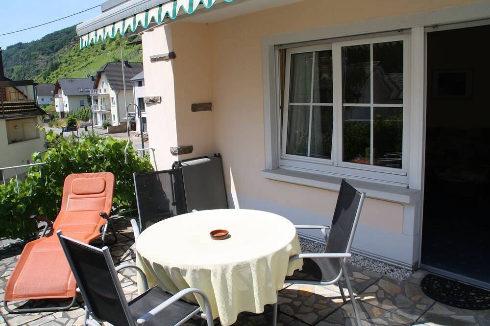 Ganze Wohnung, Ferienwohnung Nikolausberg, gr. Sonnenterrasse in Valwig, 3 km von Cochem in Valwig, Cochem-Zell