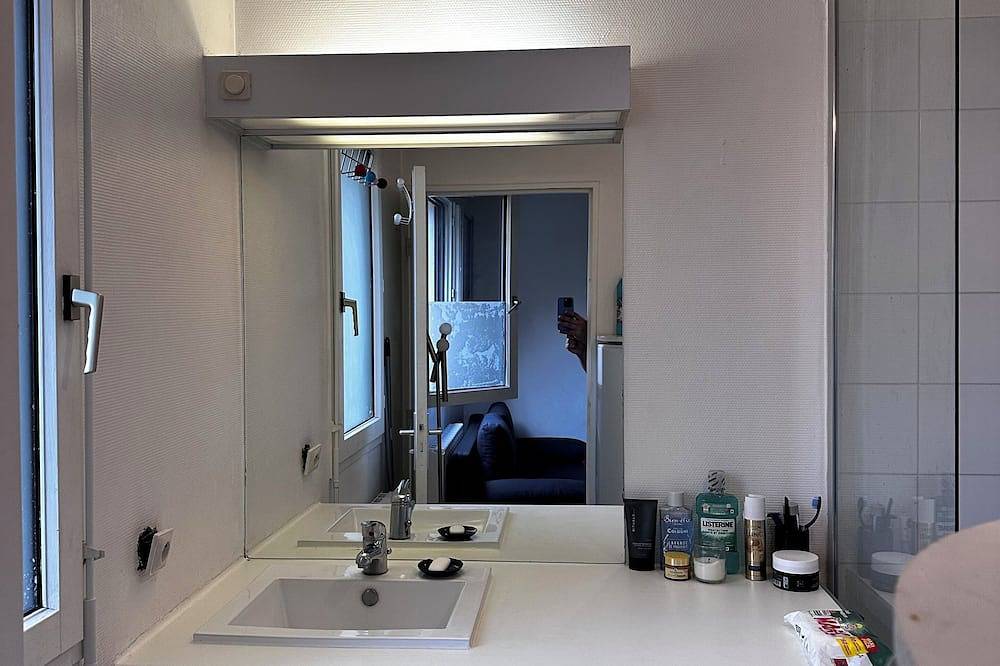 Entire apartment, Charming bright studio in a quiet residence in La Garenne-Colombes, Hauts-de-Seine