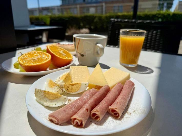 Hôtel pour 2 personnes, avec terrasse, animaux acceptés à Vitrolles - 2