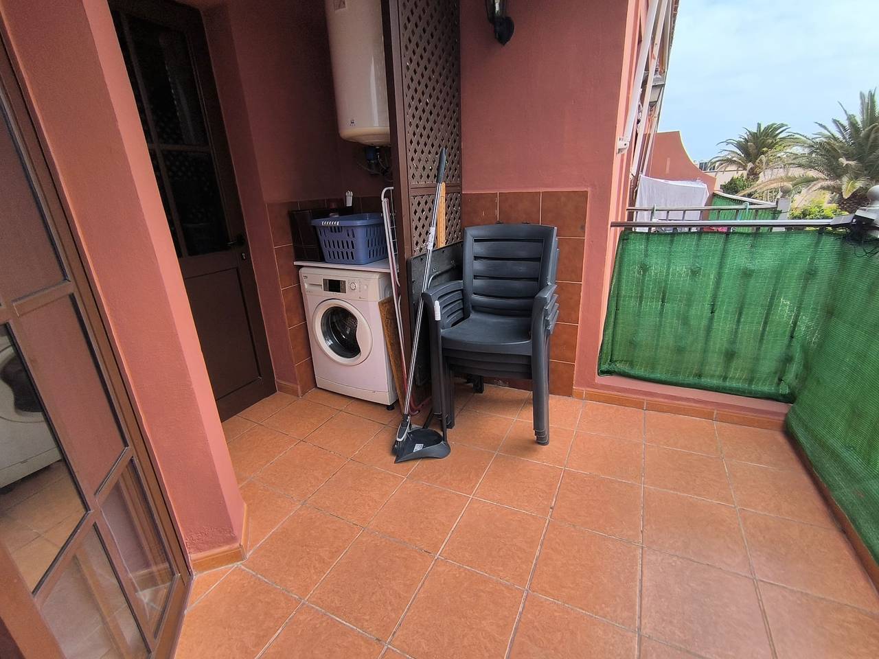 Apartamento entero, Vacaciones 'Feel The Sun In Tenerife' con vistas a la montaña, piscina y jardín compartidos in Costa del Silencio, Arona 