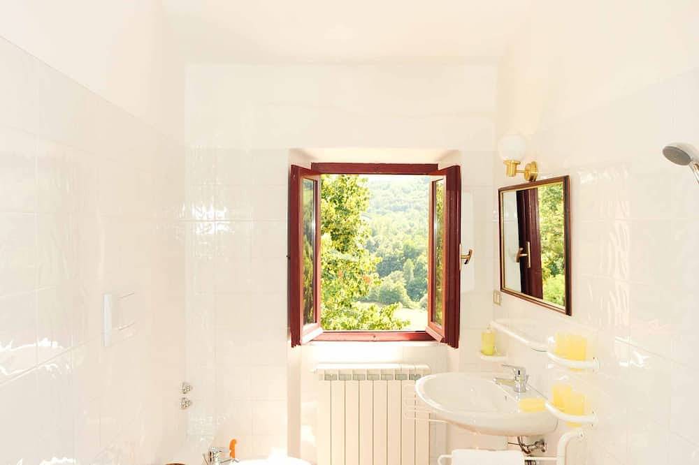 Villa with Private Pool & Stunning Views On The Mountains Of Monte Sibellini in Amandola, Monti Sibillini National Park