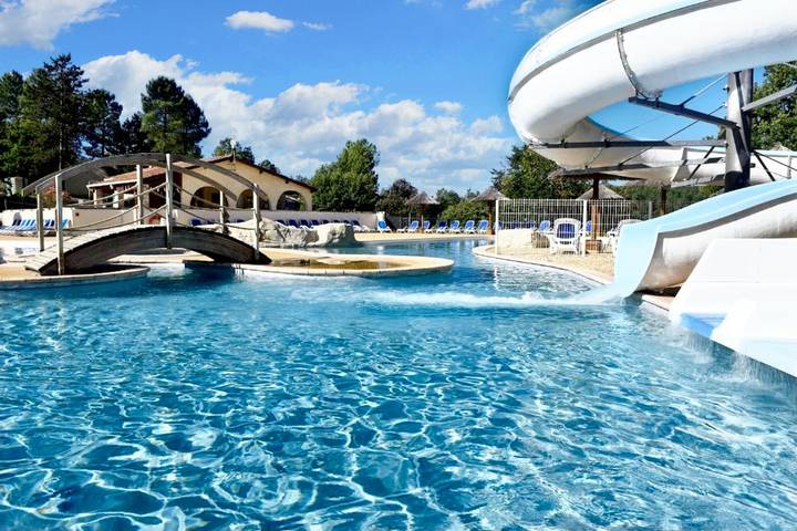 Maison de vacances pour 6 personnes, avec terrasse ainsi que piscine et jardin à Salavas