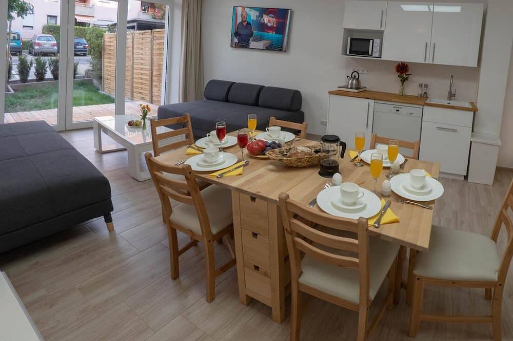 Ganze Wohnung, Ferienwohnung in Würzburg Stadt mit Terrasse inkl. Parkplätzen vor der Tür in Würzburg, Fränkisches Weinland