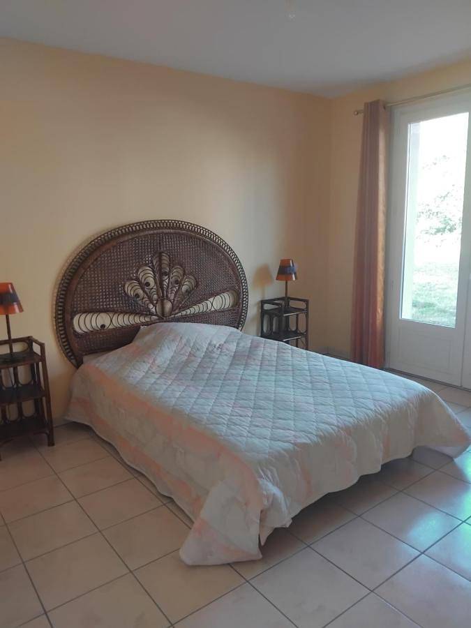 Gîte pour 2 personnes, avec terrasse dans Louchy-Montfand