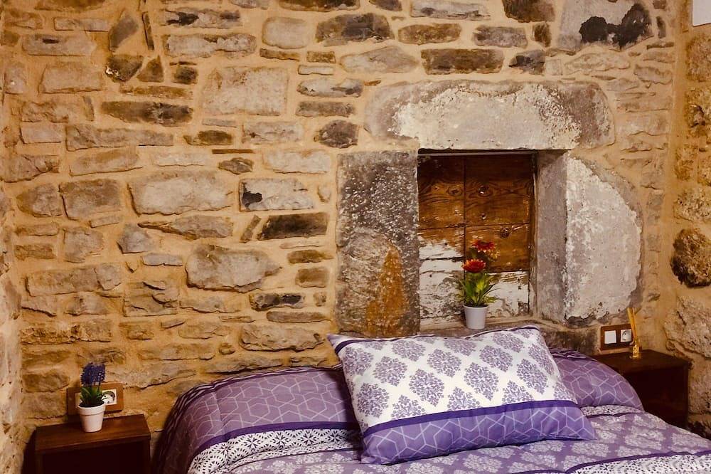 Entire apartment, Spacious 6-person apartment in village house close to skiing and hiking in Sabiñánigo, Spanish Pyrenees