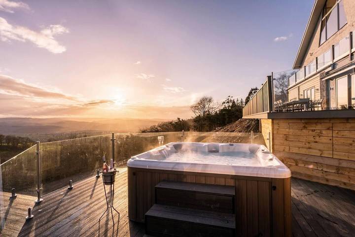 Holiday rental for 30 people, with Balcony and Hot tub as well as Terrace and Garden in North-Wales