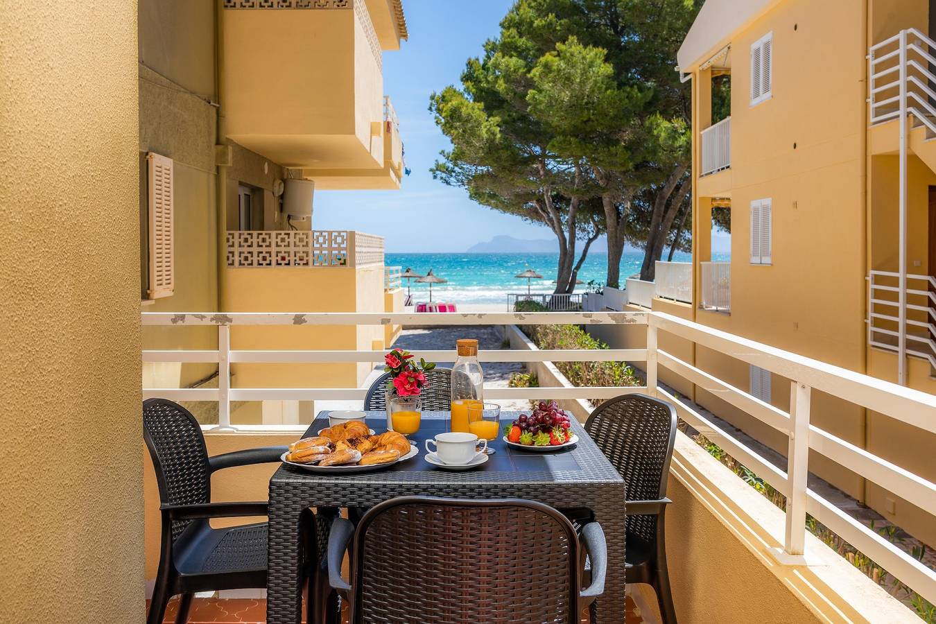 Entire apartment, Holiday Apartment Albers directly by the Beach with Sea View, Wi-Fi & Terrace; Parking Available in Playa de Alcúdia, Alcúdia