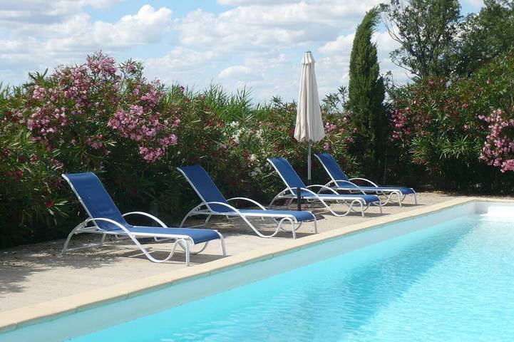 Ferme pour 9 personnes, avec piscine et jardin, animaux acceptés à Saint-Gilles