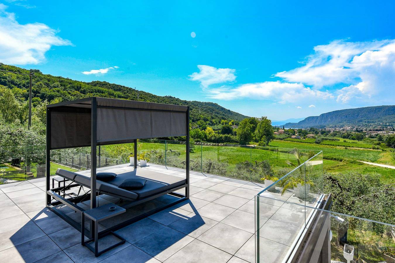Villa avec piscine à débordement et vue lac de Garde in Costermano, Montagnes autour du lac de Garde