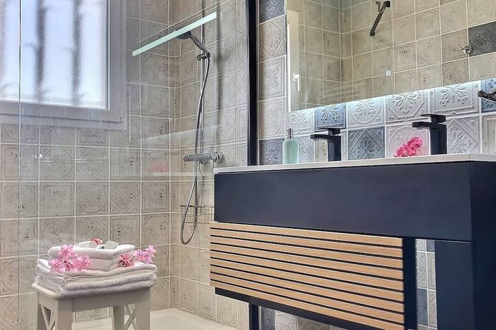 Gîte pour 4 personnes, avec terrasse ainsi que jardin et piscine à Théza - 4