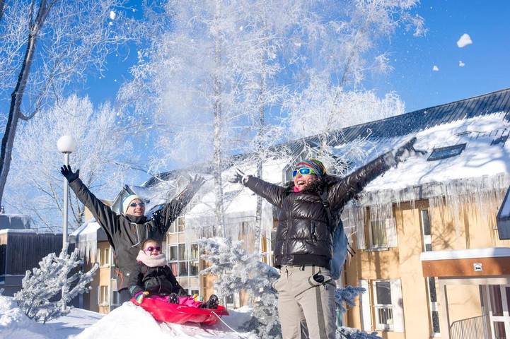 Parc de vacances pour 2 personnes, avec terrasse ainsi que piscine et jardin à Métabief - 2