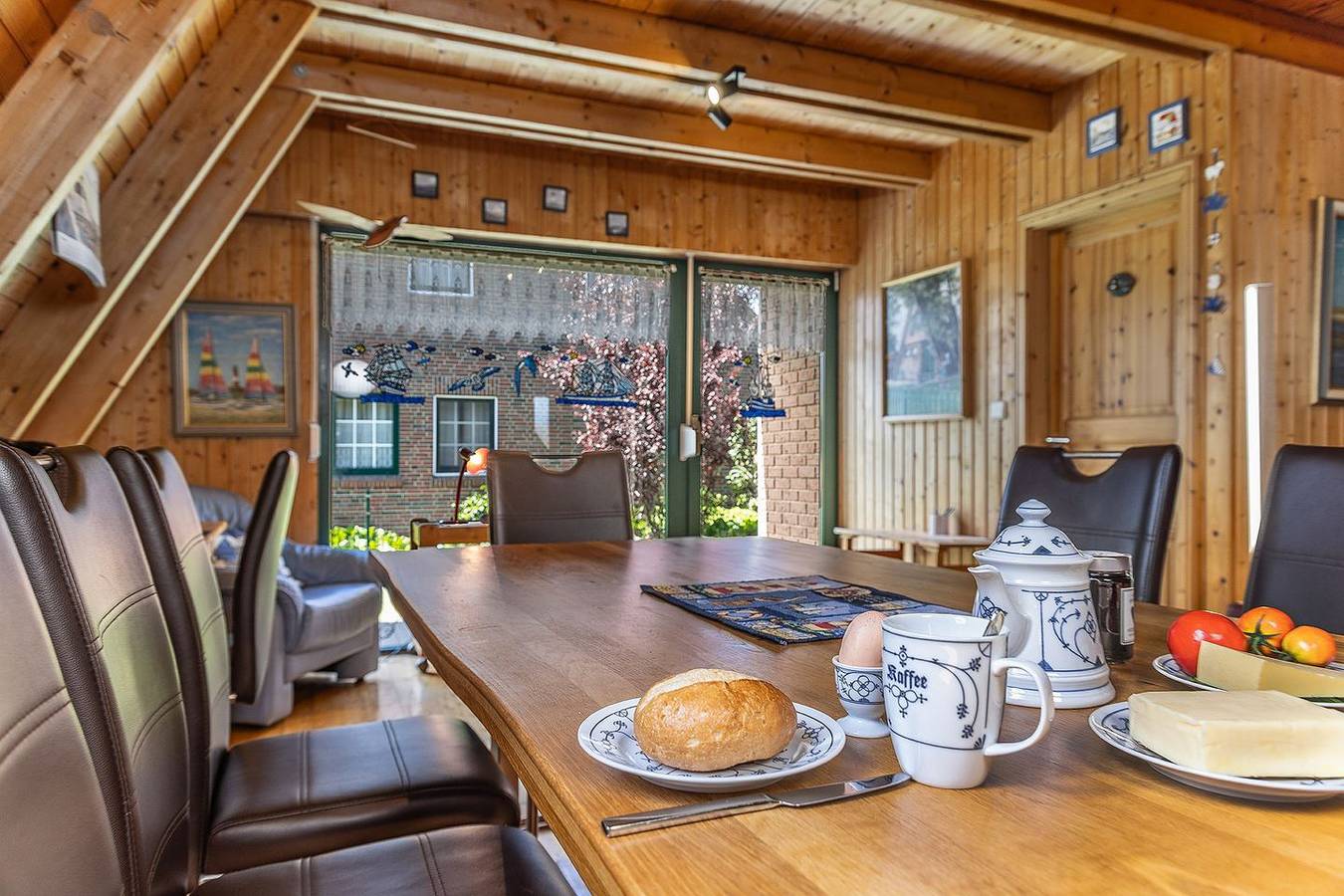 Nurdach-Ferienhaus, neue Einrichtung 2026, mit eingezäuntem Grundstück und Spielturm. Ein Schlafzimmer im Erdgeschoss, weitere im Obergeschoss. Für bis zu 6–7 Personen. in Carolinensiel-Harlesiel, Wittmund