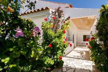 Holiday Rental for 6 People in Armação de Pera, Faro District, Photo 2