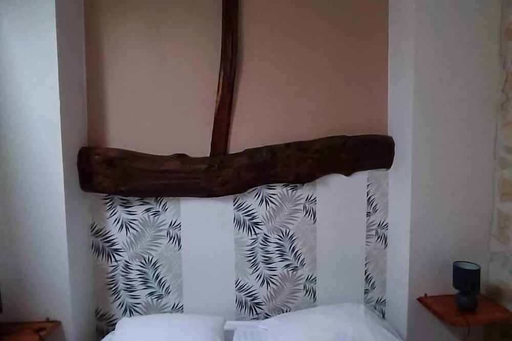 Entire apartment, House 8 sleeps 6 3 bedrooms (including mezzanine) in Ternant (Charente-Maritime), Saint-Jean-d'Angély region