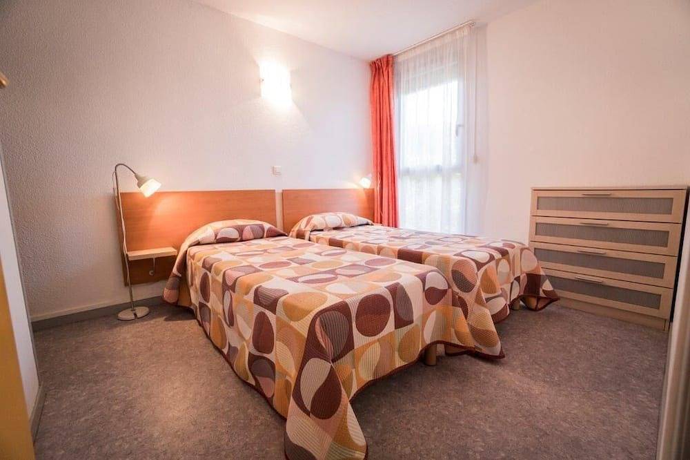 Apartamento entero, 3-star family residence T2 air-conditioned floor with heated swimming pool in Salies-de-Béarn, Béarn