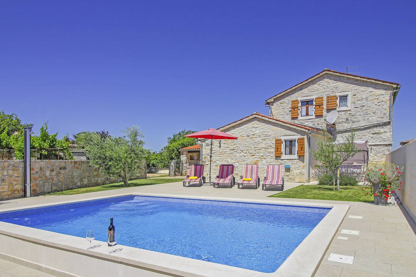 Ferienhaus Dolores * eingezäunter Garten, privater Pool, Grill, Wlan in Marčana, Südküste Istrien