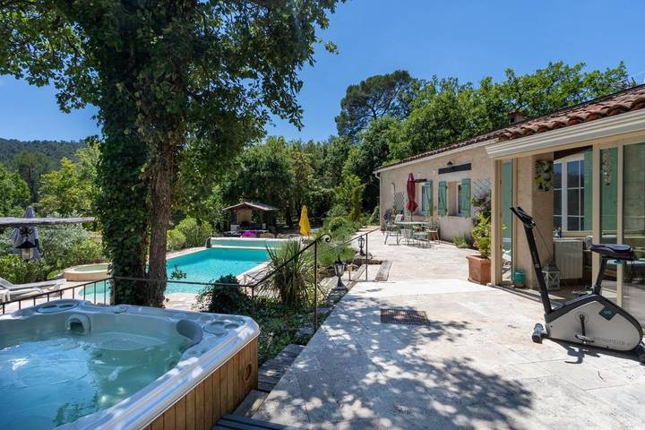 Location de vacances pour 9 personnes, avec piscine et vue ainsi que sauna et jardin, animaux acceptés à Claviers - 3