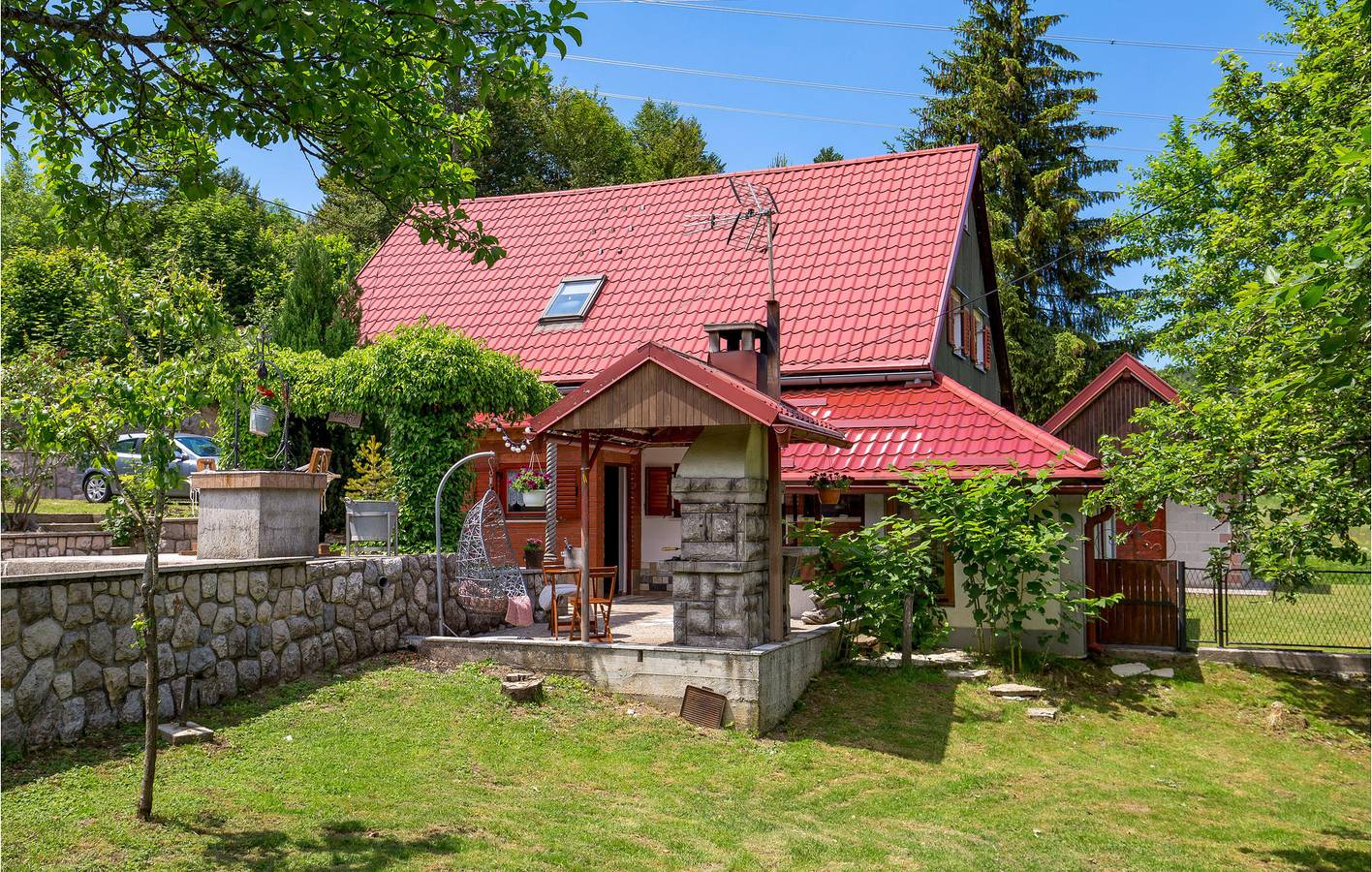 Gemütliche 2-Zimmer-Wohnung mit Terrasse, WLAN und Parkplatz in Delnice, Primorje-Gorski Kotar