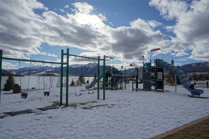 Vacation rental for 2 people, with balcony and hot tub as well as pool in Summit County