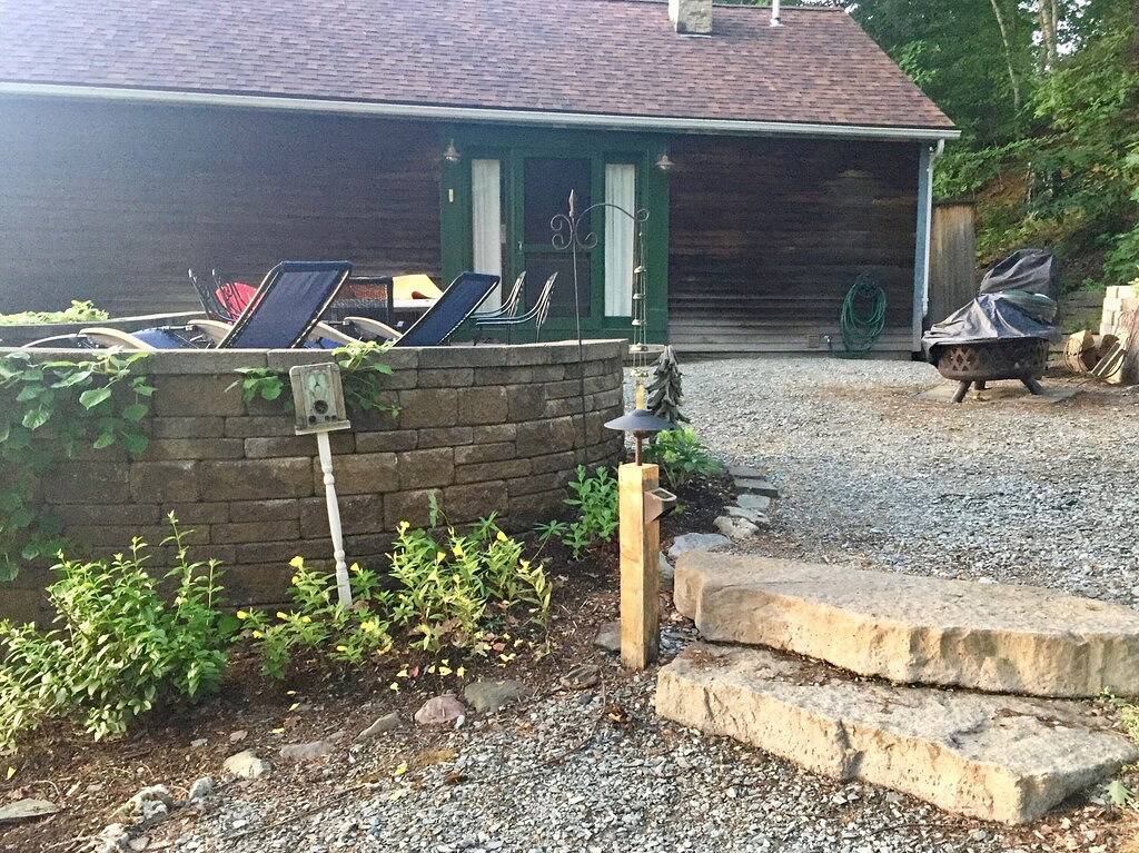 Beautifully appointed lake-view cottage with dock access in Rutland County