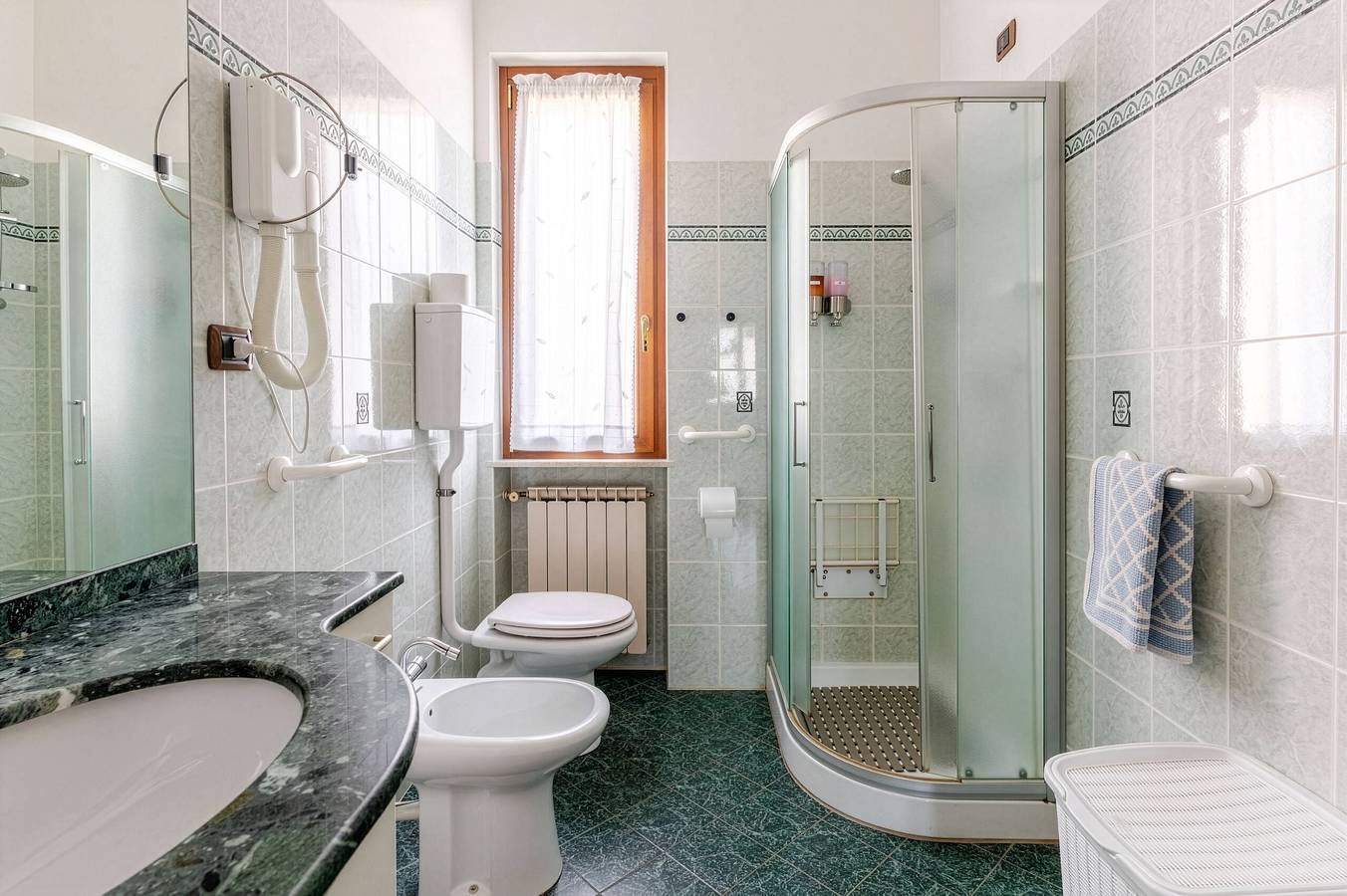 Apartamento entero, Apartamento Superior a 950 metros del mar in Albisola Superiore, Riviera di Ponente