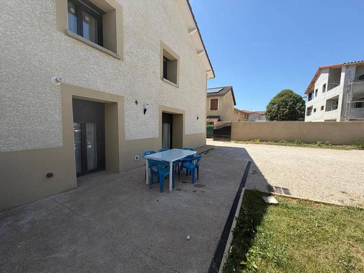 Location de vacances pour 6 personnes, avec Terrasse à Pusignan