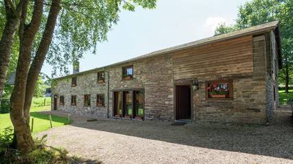 Gîte pour 9 personnes, avec vue sur le lac ainsi que jardin et terrasse à Lierneux