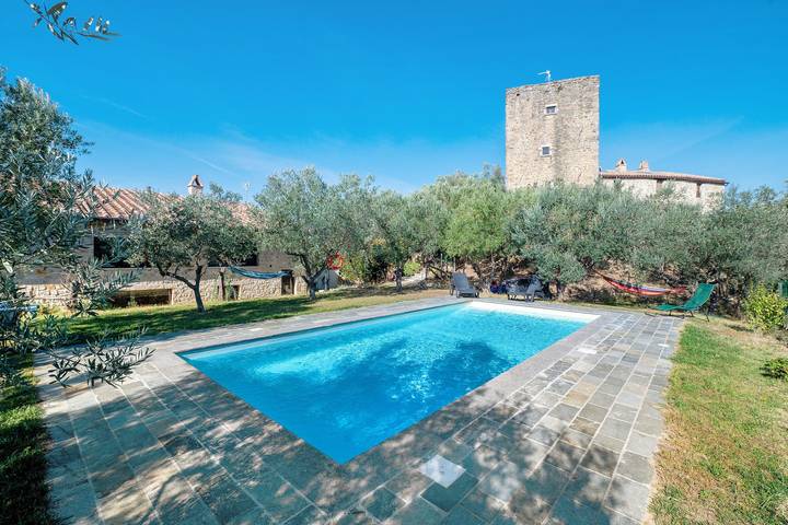 Apartamento entero, Apartamento 'Amorea - Le Dimore Del Castello' con vistas a la montaña, piscina compartida y Wi-Fi in Gualdo Cattaneo, Provincia de Perugia