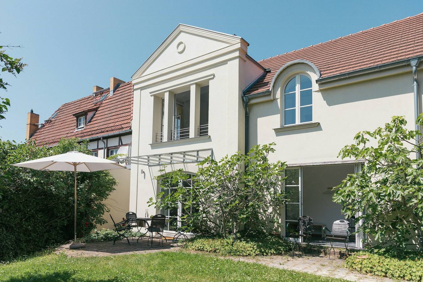 Historische Remise mit Blick auf die Havel in Plötzin, Werder