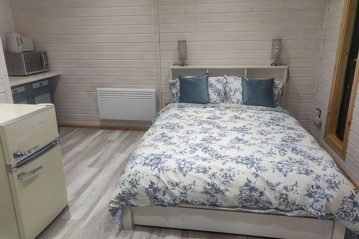 Cosy Log Cabin - views of Scrabo Tower in Strangford Lough