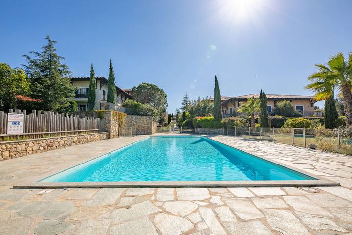Appartement de vacances pour 4 personnes, avec balcon et piscine, adapté aux familles
