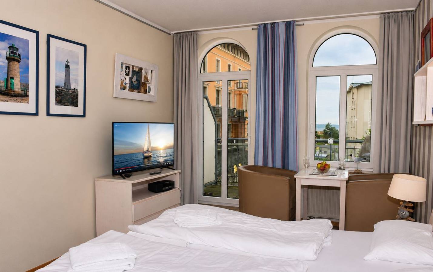 Ganze Wohnung, Traumhafte 1-Zimmer-Ferienwohnung mit Balkonterrasse und Leuchtturmblick in Warnemünde Strand, Rostock