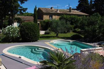 Gîte pour 13 personnes, avec jardin et piscine à Piolenc