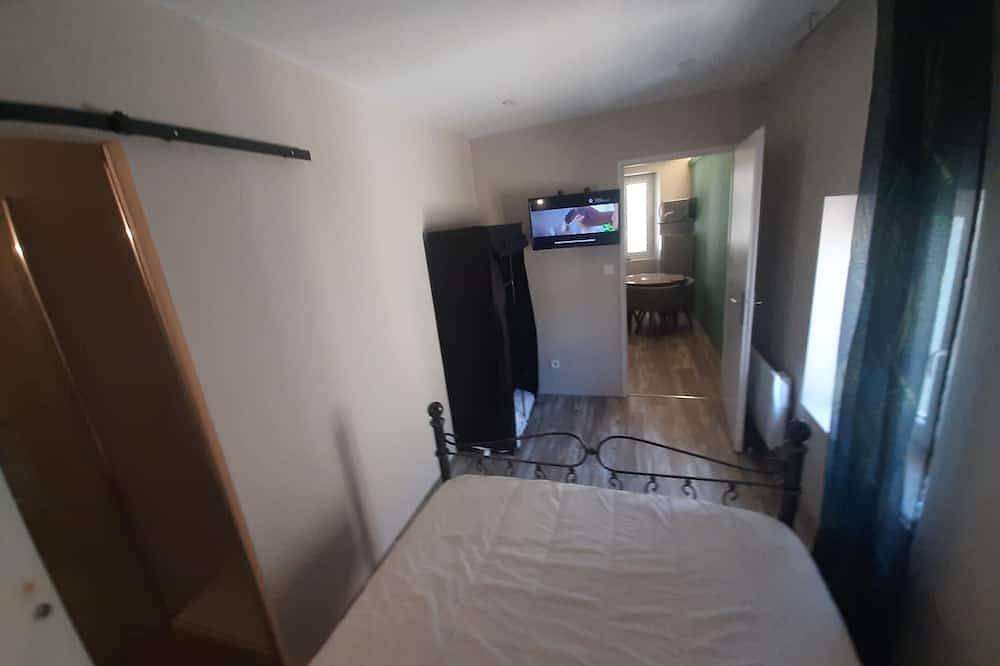 Entire apartment, \"Les Iris\" Apt 107, T2 Cosy, 30 m2, 1 bedroom with Tv in Bourg-Saint-Andéol, Privas