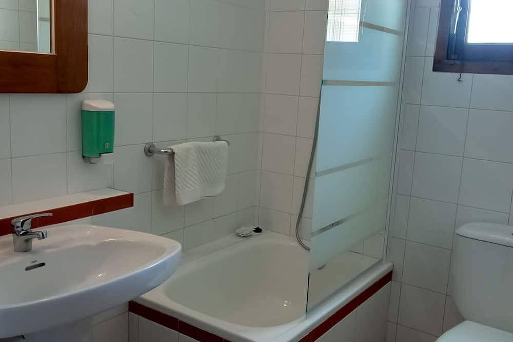 Casa Celestina 63 m² con piscina, bicicleta, kayak, caja fuerte e internet Wifi. in Playa de Zahora, Barbate